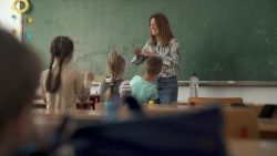 CNNE 1206404 - ninos refugiados de ucrania reciben clases en escuela secundaria de rumania