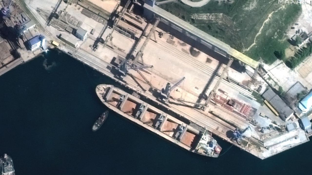 CNNE 1206633 - barco mercante ruso rechazado en varios puertos atraca finalmente en siria