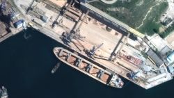 CNNE 1206633 - barco mercante ruso rechazado en varios puertos atraca finalmente en siria