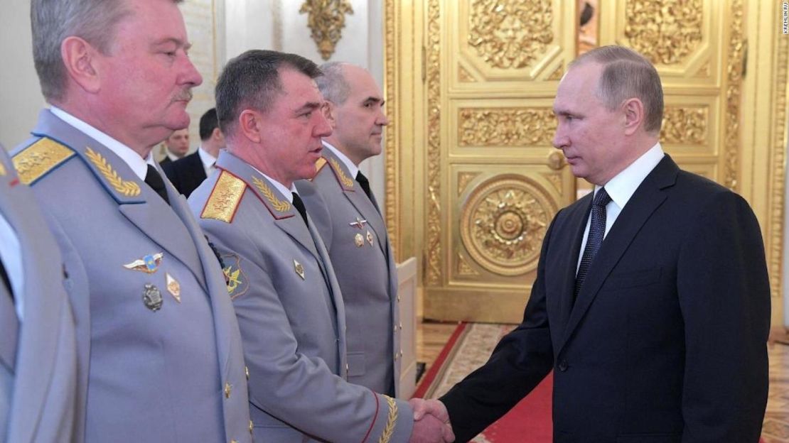 Vladimir Putin le da la mano a Zhuravlyov en el Kremlin de Moscú el 23 de marzo de 2017.