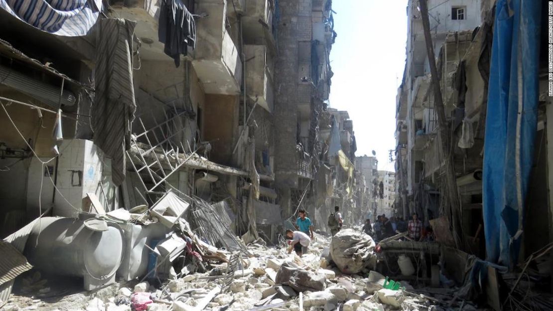 Una calle en el barrio de Salihin de Alepo, controlado por los rebeldes, está llena de escombros el 11 de septiembre de 2016, después de que Rusia atacara la zona residencial con bombas de racimo.