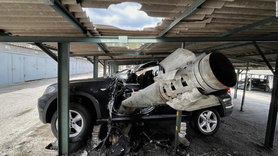 Un cohete de racimo Smerch cayó en un auto en Járkiv, Ucrania.