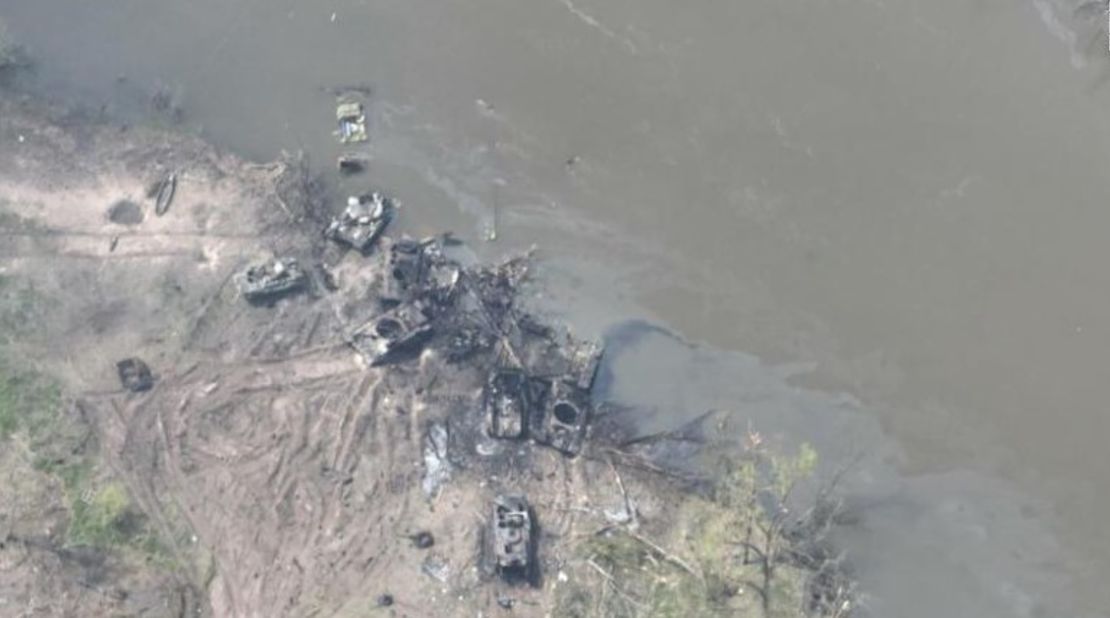 Se ve humo saliendo de la orilla occidental del río en un extremo del puente. En la orilla oriental, también se ven cráteres y humo en la orilla oriental.