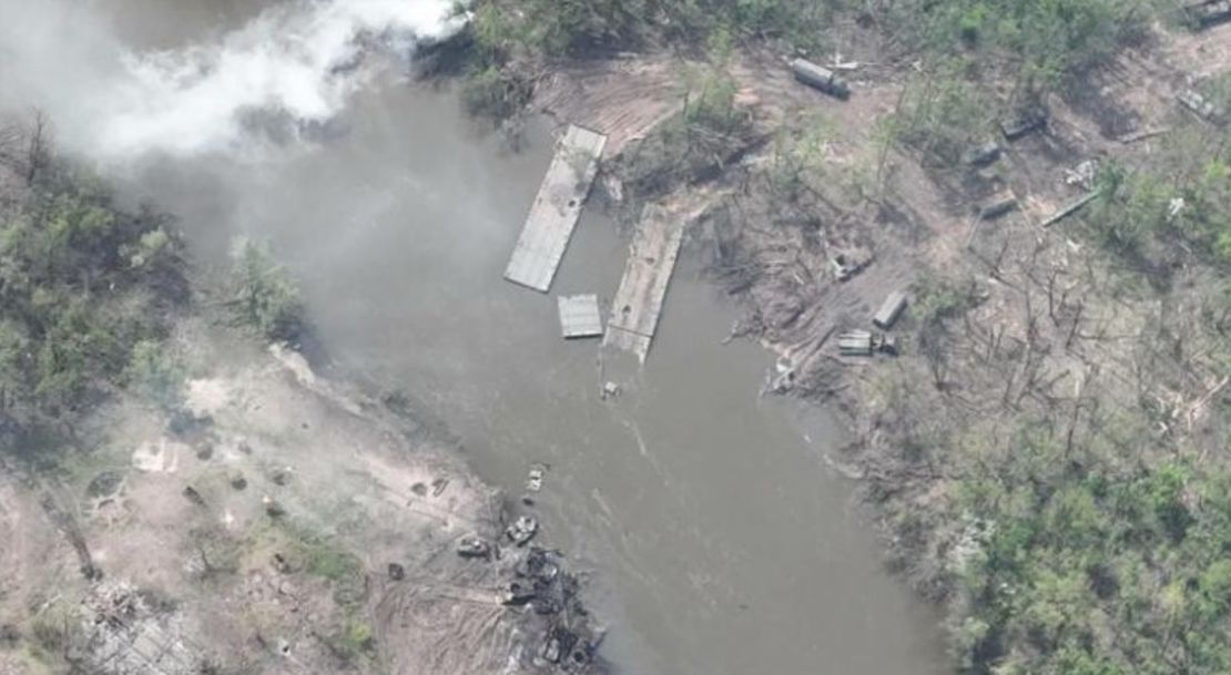 Otras fotos tomadas también por un dron muestran que los rusos intentaron levantar un segundo puente de pontones sobre el río, que también fue volado por los ucranianos.