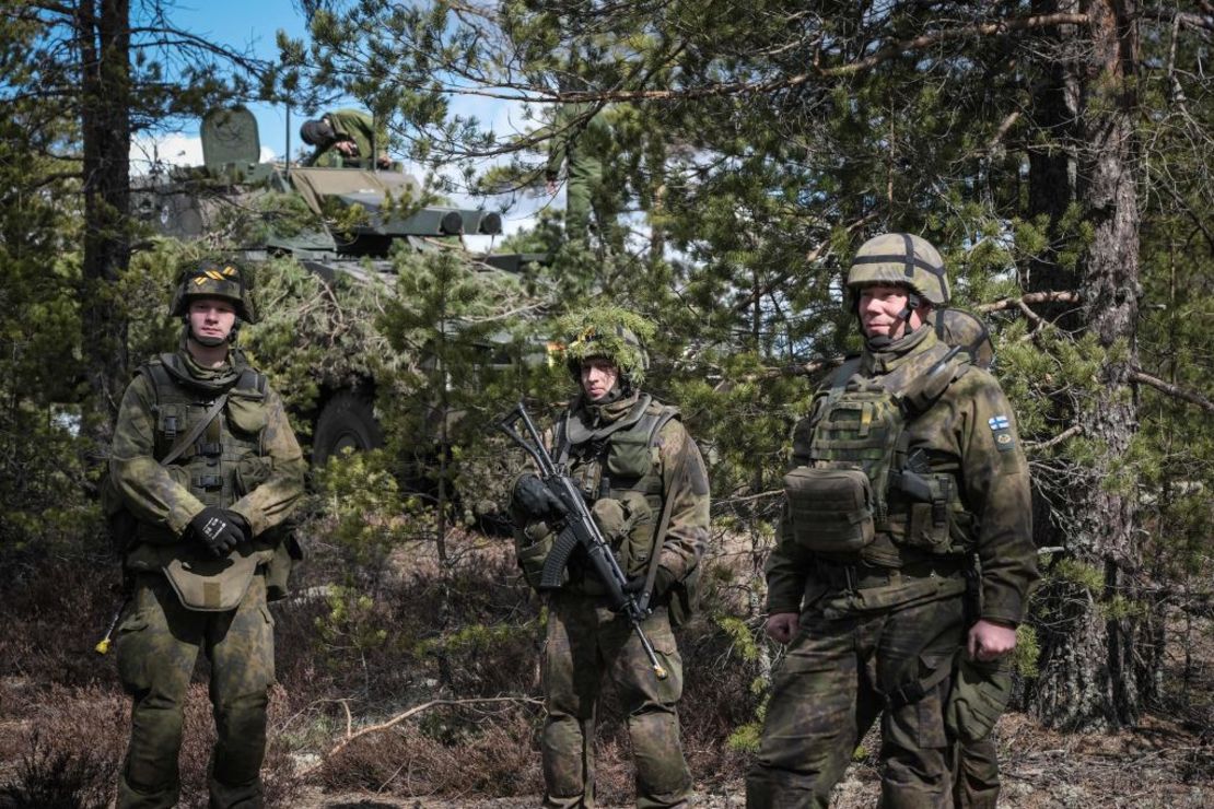 Soldados finlandeses participan en el ejercicio militar Arrow 22 en Niinisalo, Finlandia, el 4 de mayo de 2022.