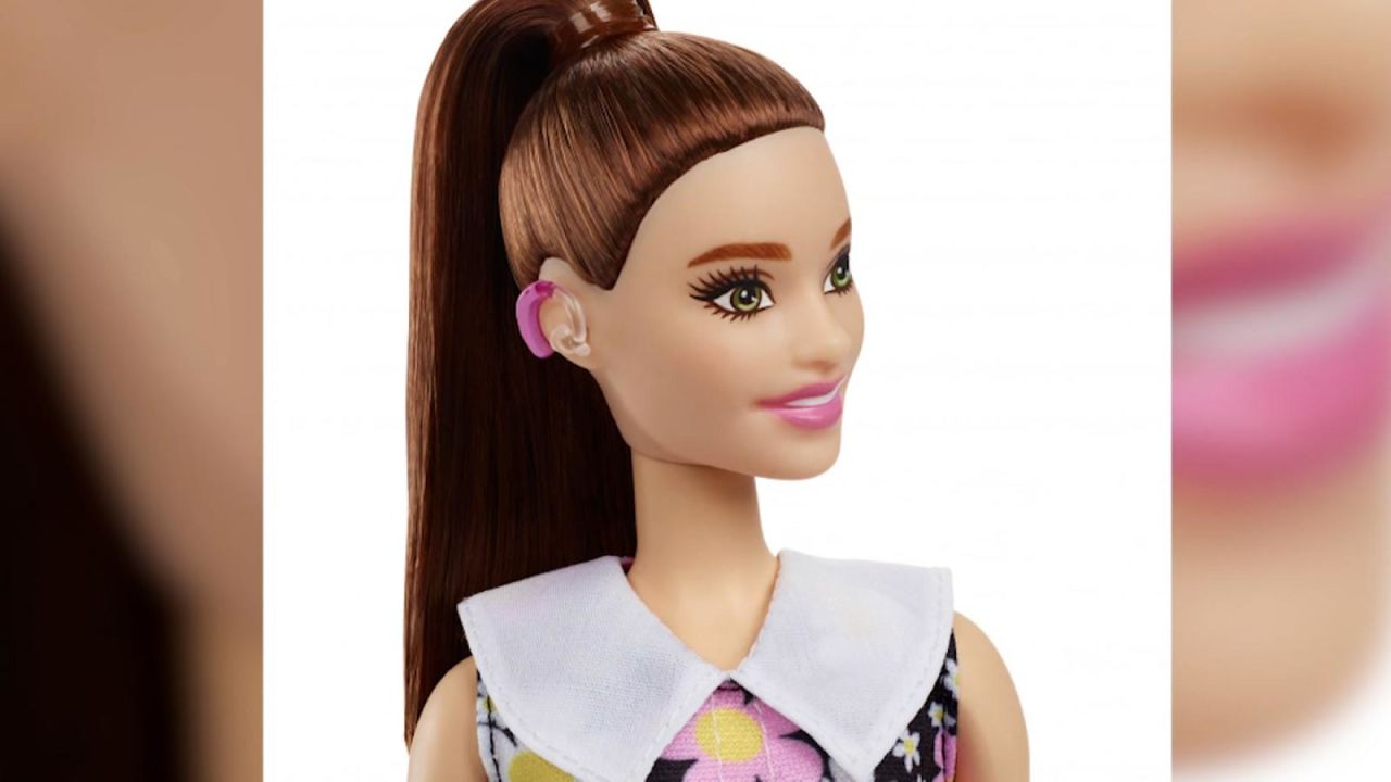 CNNE 1206877 - presentan barbie con audifonos para discapacidad auditiva