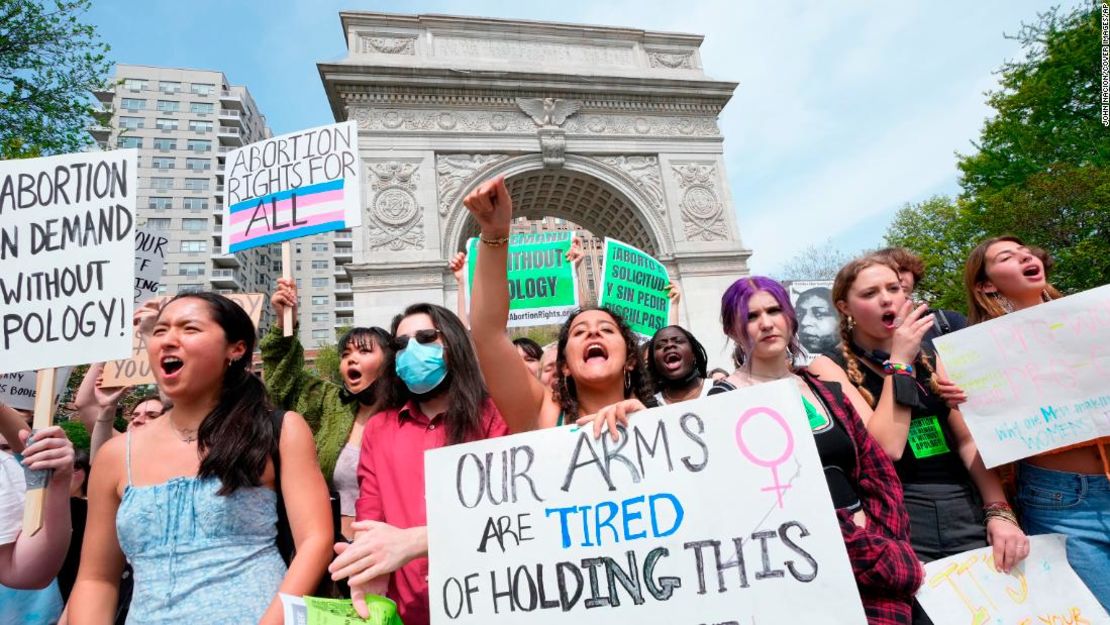 Manifestantes protestan en Chicago, el 3 de mayo, luego de la filtración de un borrador de la Corte Suprema que indicaba que el alto tribunal podría revocar el fallo Roe vs. Wade.