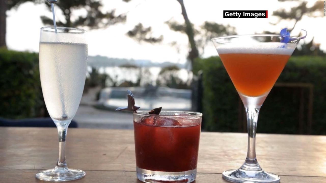 CNNE 1206987 - amantes de los cocteles celebran hoy el dia mundial de estas animadas bebidas