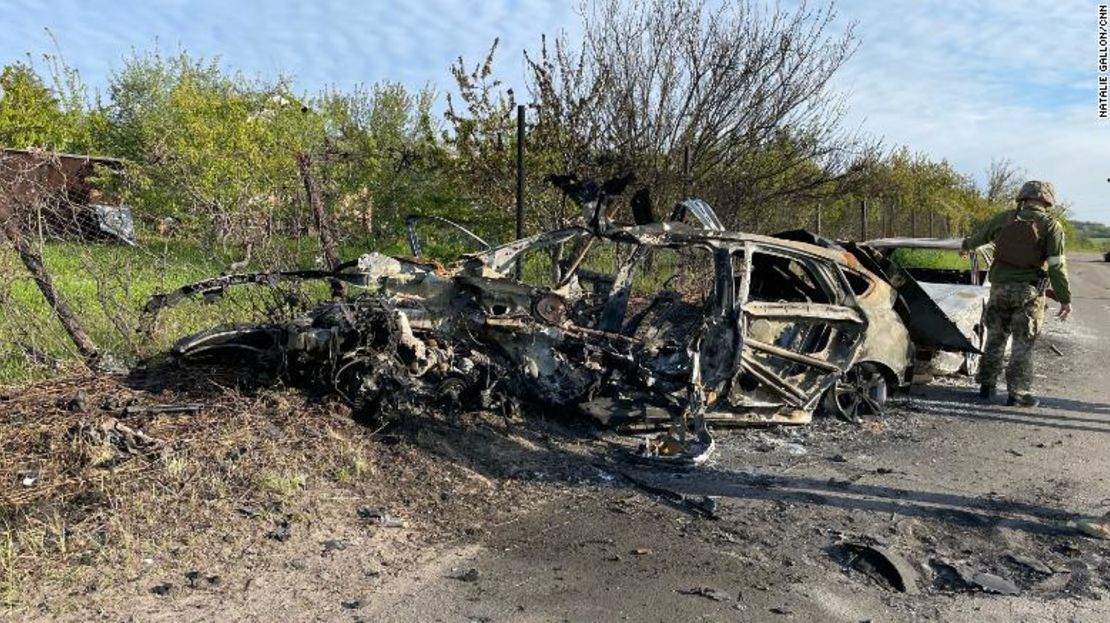 La escolta militar ucraniana muestra al equipo de CNN la destrucción que dejó el convoy al ser disparado por las tropas rusas.