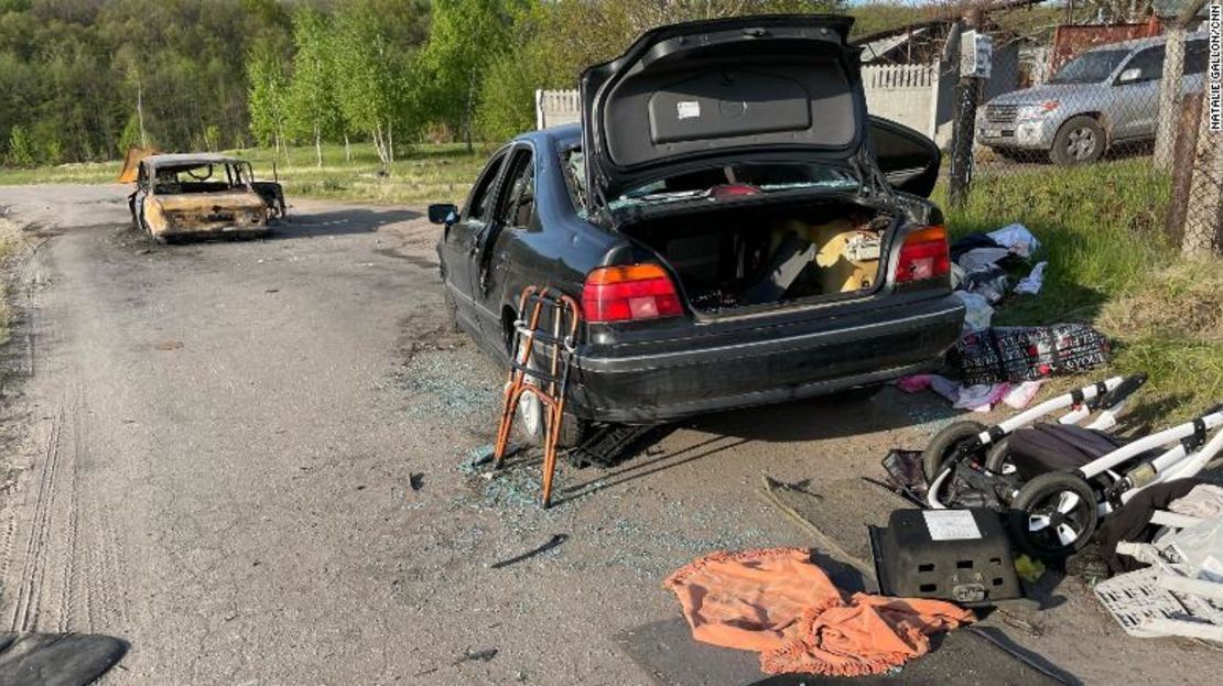 Encuentran ropa y juguetes en los alrededores de los vehículos.