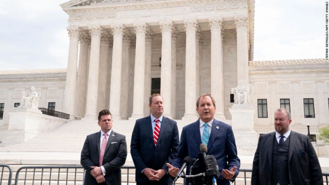 El fiscal general de Texas, Ken Paxton (2D), y el fiscal general de Missouri, Eric Schmitt (2L), hablan con los periodistas frente a la Corte Suprema de EE.UU. en Washington, el 26 de abril de 2022.