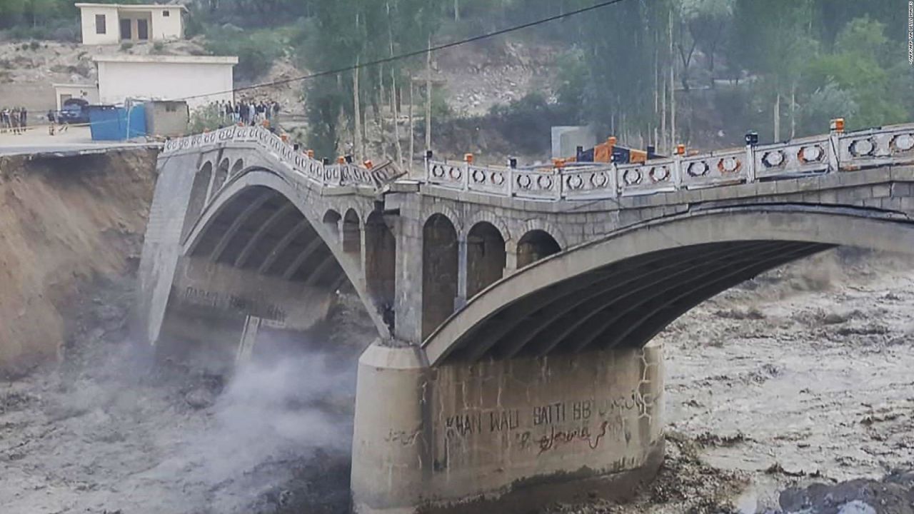 CNNE 1207299 - puente en pakistan se viene abajo por deshielo de glaciar
