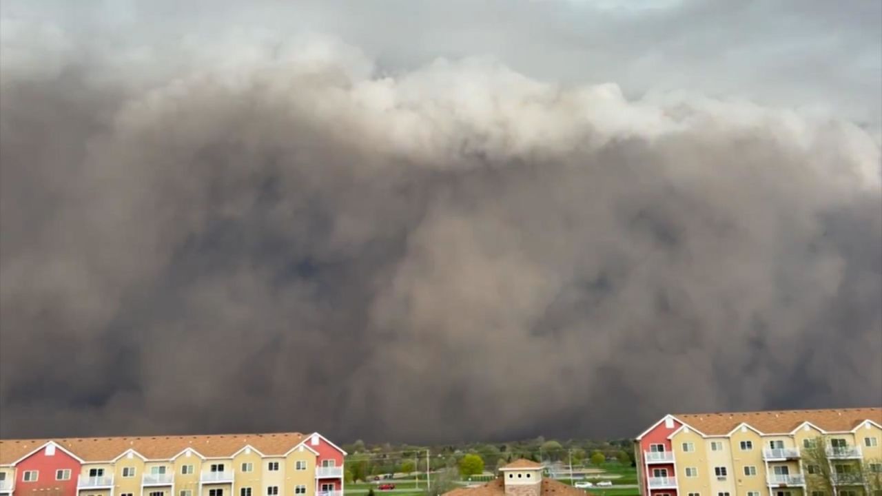 CNNE 1207437 - tormenta de polvo envuelve a dakota del sur
