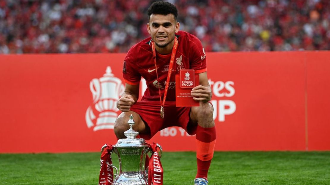 El colombiano Luis Díaz con el trofeo de la FA Cup. Crédito: Shaun Botterill/Getty Images