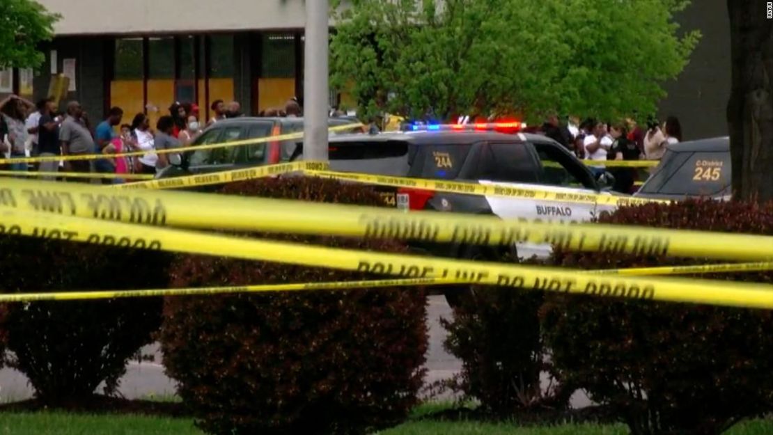 La policía dijo que varias personas recibieron disparos en lo que describieron como un "tiroteo masivo" en un supermercado de Buffalo.