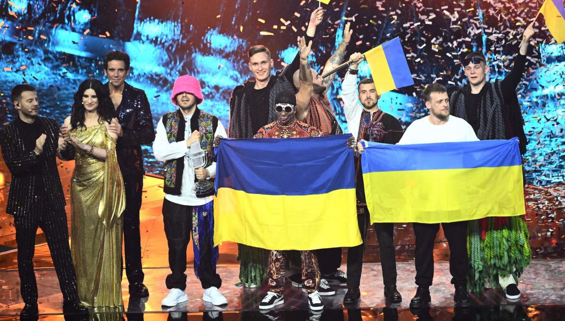 Miembros de Kalush Orchestra, la representación de Ucrania en Eurovisión, celebran su victoria junto a los presentadores de la gala: Alessandro Cattelan, Laura Pausini y Mika.