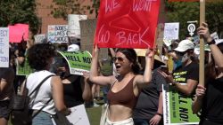 CNNE 1207550 - manifestacion masiva en los angeles contra la anulacion del derecho al aborto