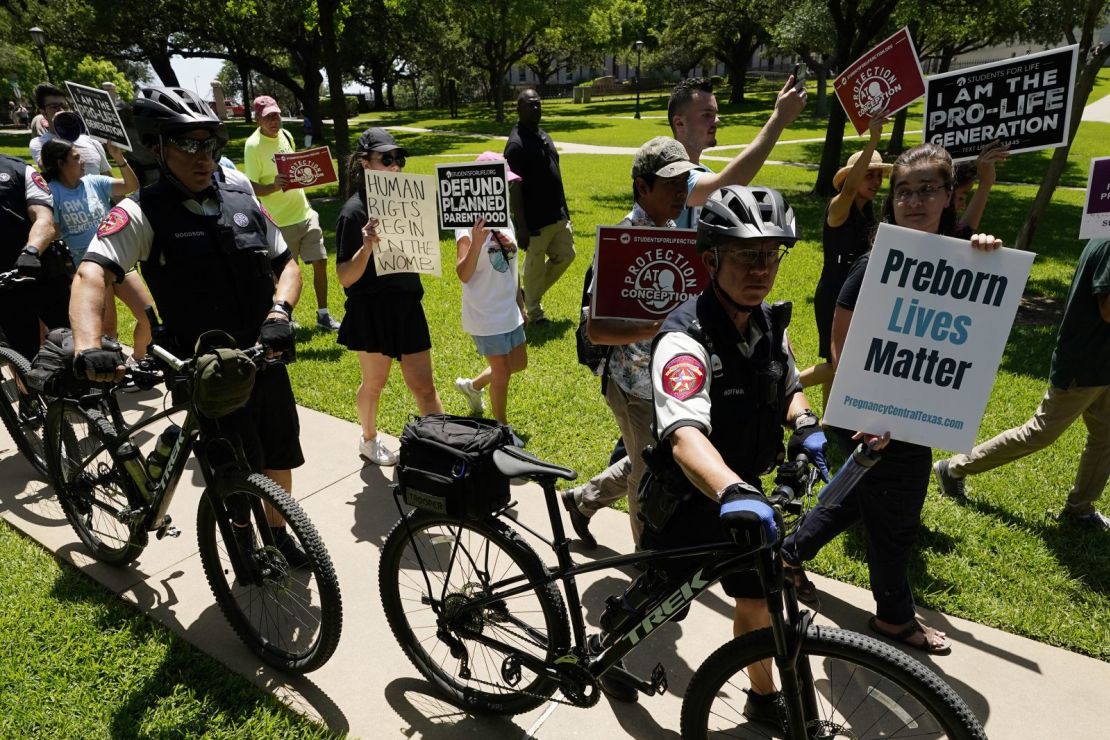 Manifestantes contra el aborto son separados por la policía estatal de aquellos que abogan por el derecho al aborto durante un mitin en el Capitolio de Texas en Austin. Crédito: Eric Gay/AP