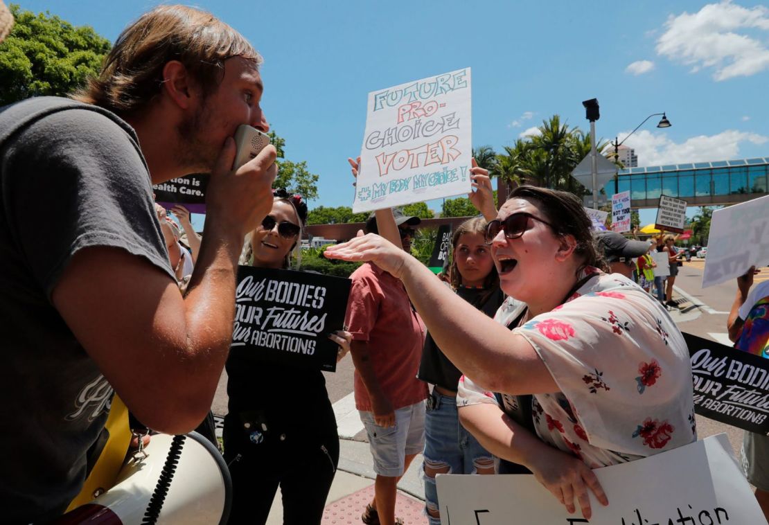 Los manifestantes se enfrentan durante una demostración a favor del derecho al aborto en el centro de Fort Myers, Florida. Crédito: Ricardo Rolon/USA Today Network