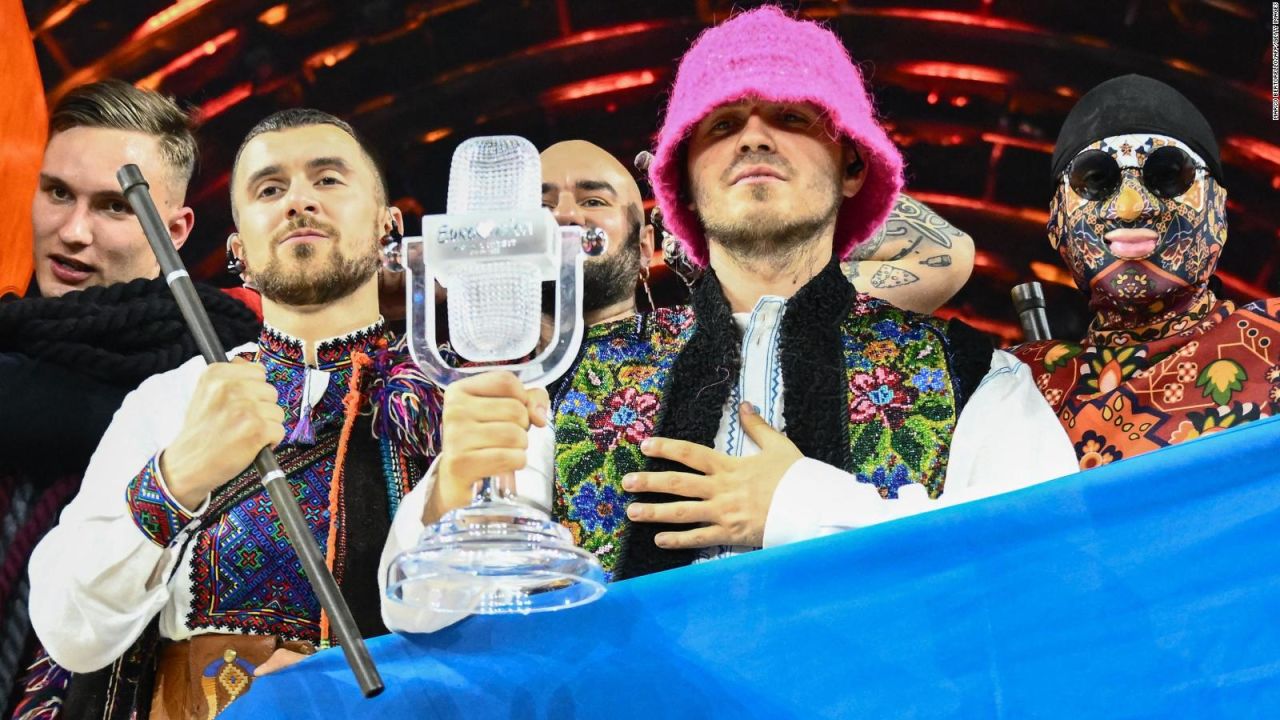 La Orquesta Kalush posa en el escenario con el trofeo del ganador y las banderas de Ucrania después de ganar el concurso de Eurovisión 2022 el 14 de mayo en Turín.