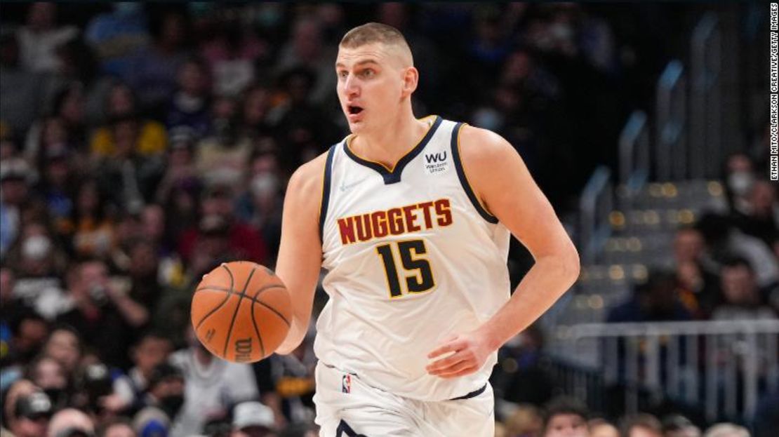 Jokic dribla ante los Memphis Grizzlies en el Ball Arena el 21 de enero de 2022.