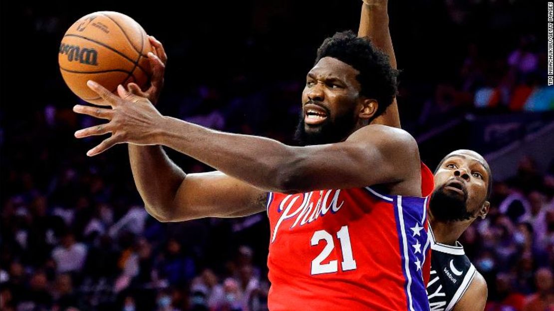 Embiid pasa ante la presión de Kevin Durant, de los Brooklyn Nets.