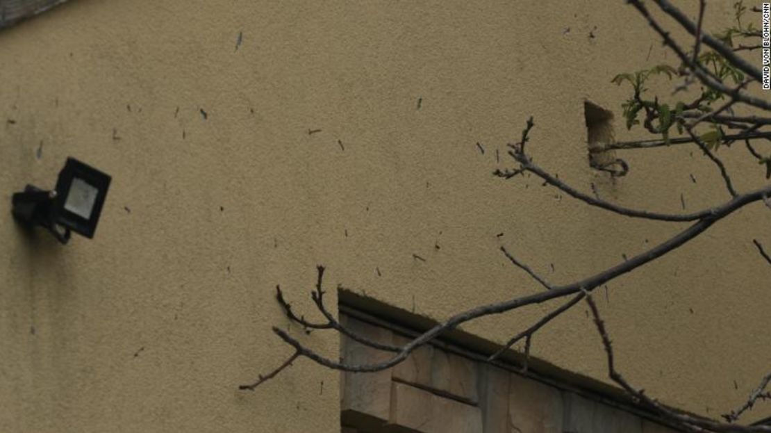 4.	Esta foto tomada el viernes 13 de mayo muestra proyectiles de flechitas clavados en la pared de otra casa civil en Irpin.