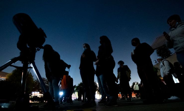 FOTOS | Personas reunidas en Santiago antes del eclipse total lunar el 15 de mayo de 2022. Foto de Martin Bernetti (AFP). Mira en esta galería las mejores fotos de la Luna. ->