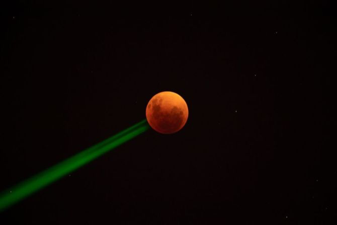 Vista de la luna de sangre durante el eclipse en Santiago. Foto de Martin Bernetti (AFP).