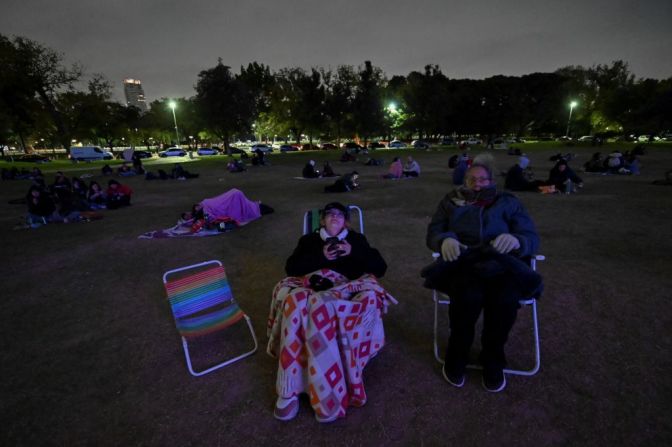 Espectadores observan la Luna en Buenos Aires. Fue en la madrugada del 16 de mayo cuando pudieron observar el eclipse lunar en su máximo resplandor. Foto de Luis Robayo (AFP).