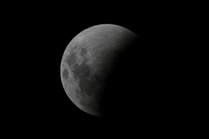 La Luna apreciada en Buenos Aires. La Tierra proyecta dos sombras sobre la Luna durante el eclipse. La penumbra es la sombra exterior parcial, y la umbra es la sombra completa y oscura. Foto de Luis Robayo (AFP).