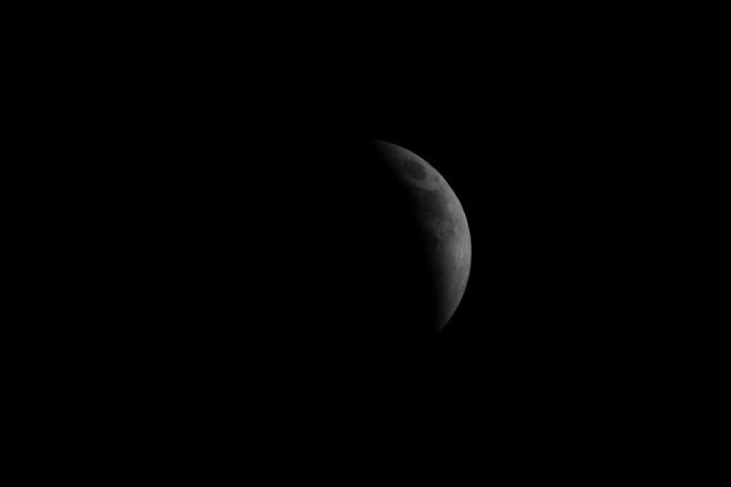 La Luna se ve en Santo Domingo. Este eclipse lunar solamente puede ocurrir durante una Luna llena, cuando el Sol, la Tierra y la Luna se alinean y la Luna pasa a la sombra de la Tierra. Foto de Erika Santelices (AFP).