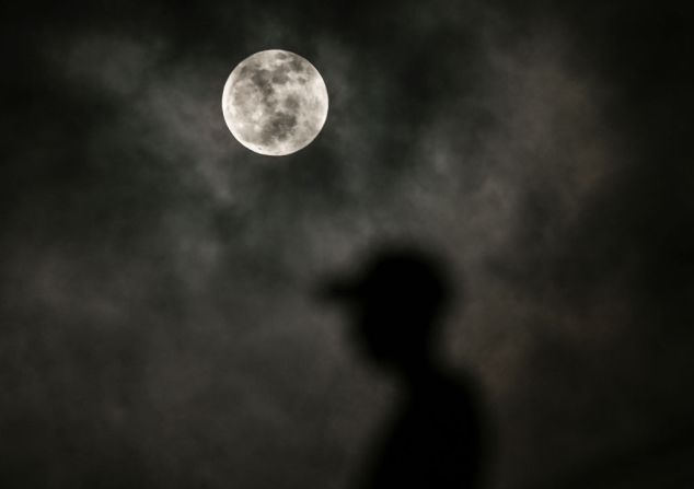 Así es como se observa la Luna tras la sombra de una persona en La Habana. Foto de Yamil Lage (AFP).