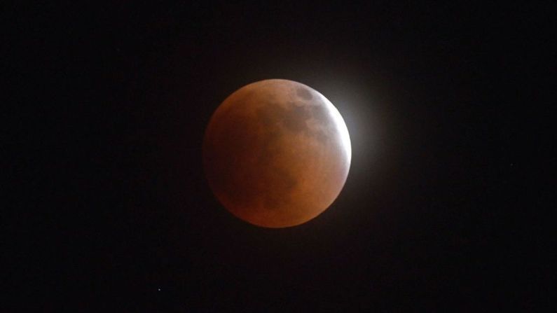 La luna roja se ve en Bogotá. Este eclipse ha sido uno de los acontecimientos más esperados porque este año únicamente habrá dos eclipses lunares totales y uno de ellos fue este domingo. Foto de Daniel Muñoz (AFP).