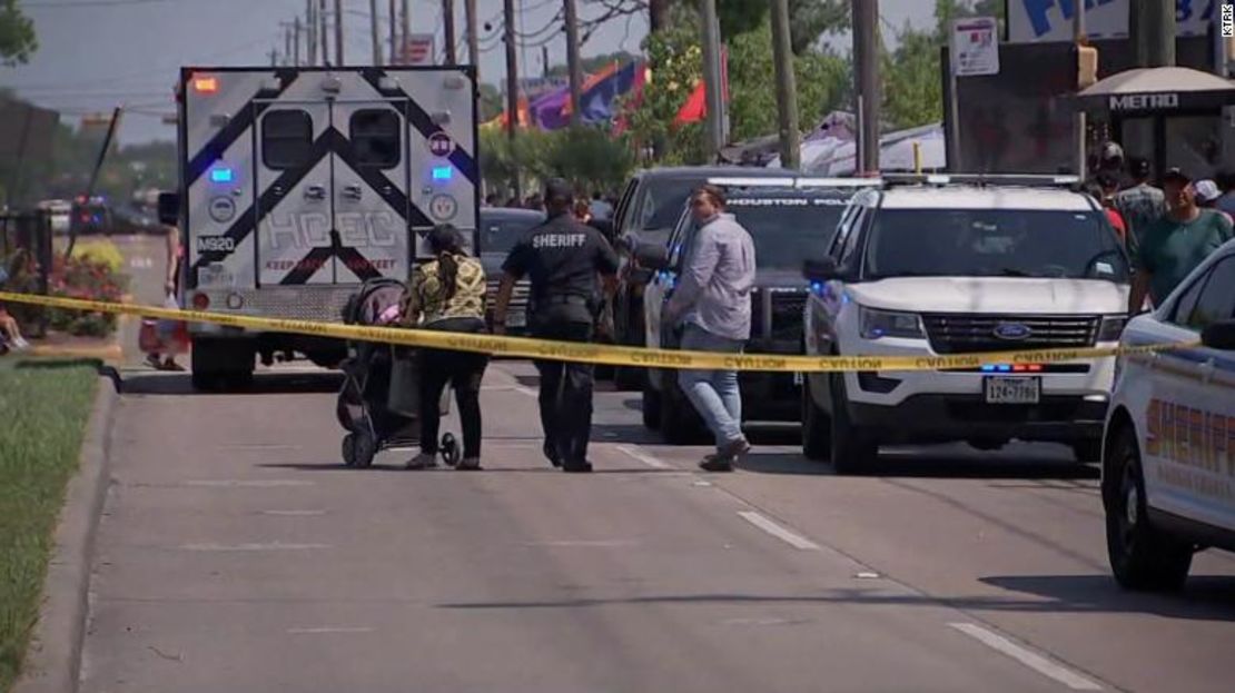 Policías y vehículos de emergencia en la escena de un tiroteo en el condado de Harris, Texas, el domingo.