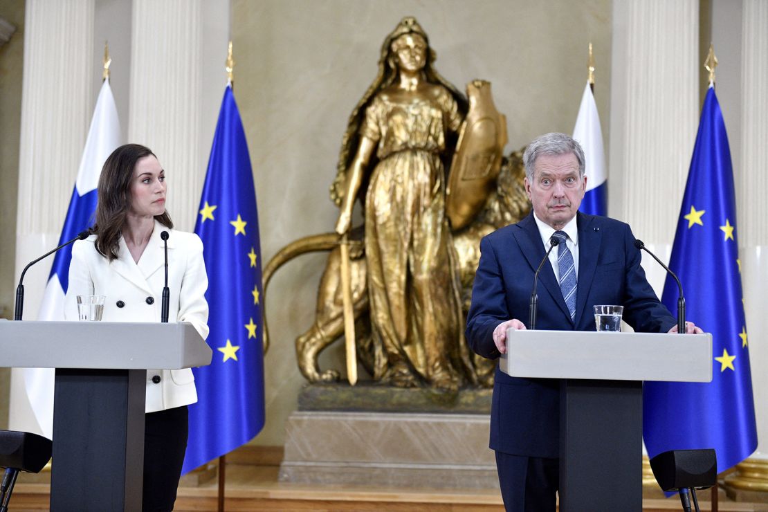 La primera ministra de Finlandia, Sanna Marin, y el presidente de Finlandia, Sauli Niinisto, asisten a una rueda de prensa conjunta sobre las decisiones de política de seguridad de Finlandia en el Palacio Presidencial de Helsinki.