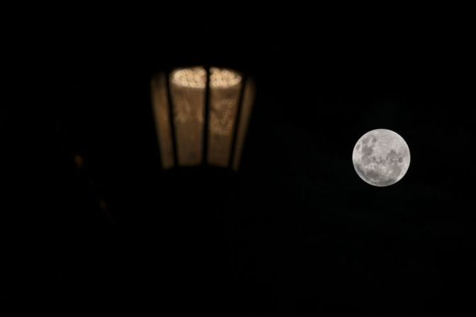 La Luna es captada en Buenos Aires durante la madrugada del 16 de mayo de 2022. Foto de Luis Robayo (AFP).