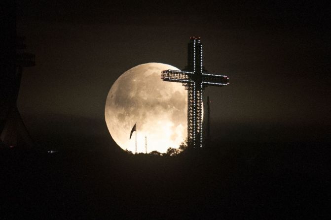 La Luna cae sobre el histórico monumento la Cruz del Milenio, en Skopje. Foto de Robert Atanasovski (AFP).