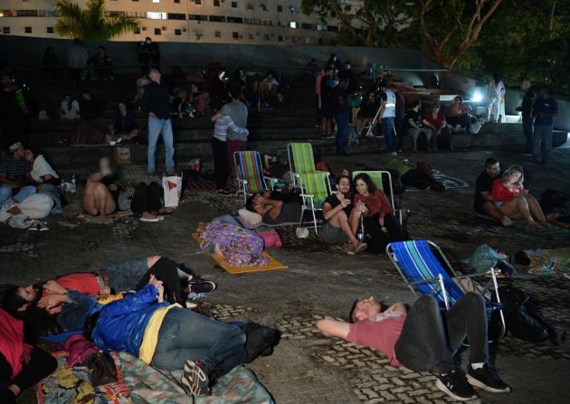 La gente observa la luna de sangre durante el eclipse en Río de Janeiro. Foto de Carl de Souza (AFP).