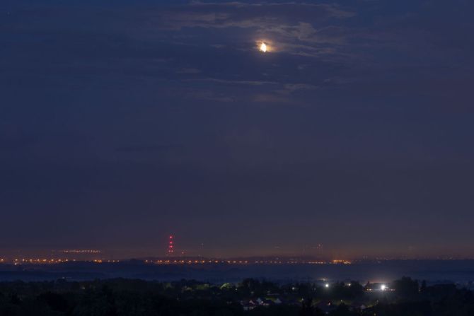 La Luna comienza a ser eclipsada a medida que la nube se mueve en Basildon, Inglaterra. Este fenómeno astronómico, que tuvo lugar por última vez en 2019, es causado por la Tierra, que se interpone entre el Sol y la Luna. Foto de Dan Kitwood (Getty Images).