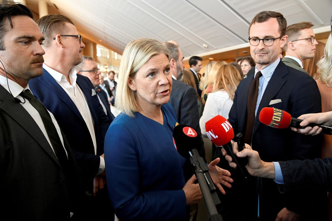 La primera ministra de Suecia, Magdalena Andersson, habla con los medios de comunicación antes del debate parlamentario sobre la adhesión de Suecia a la OTAN, en Estocolmo, Suecia, el 16 de mayo.