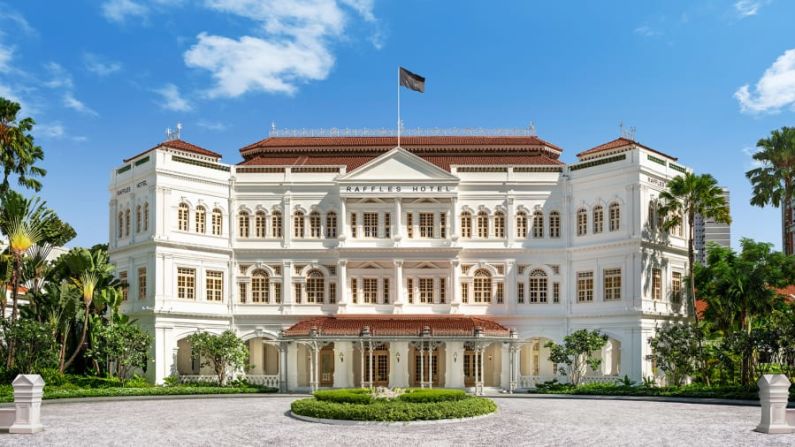 Raffles Singapur: este establecimiento de 135 años de antigüedad es la definición del lujo, desde sus suites recientemente actualizadas hasta su elegante Long Bar, donde se inventó el cóctel Singapore Sling en 1915. Cortesía del Raffles Singapore