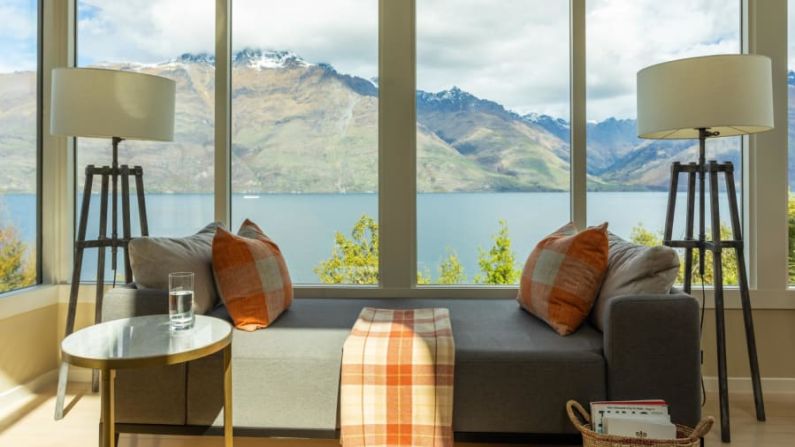 Matakauri Lodge: la vista de esta suite de lujo invita a los huéspedes a descansar en el hotel con este telón de fondo. Cortesía de The Robertson Lodges