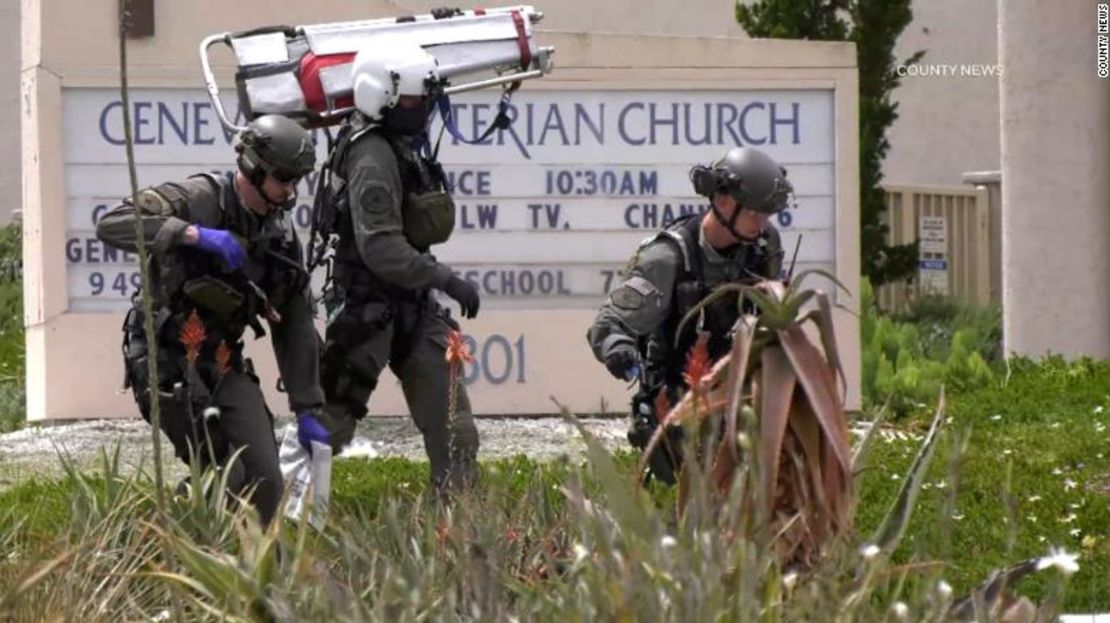 Autoridades en la iglesia de Laguna Woods, California, donde sucedió un tiroteo este domingo.