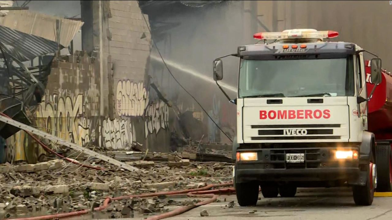 CNNE 1208175 - bomberos luchan contra un gran incendio en argentina