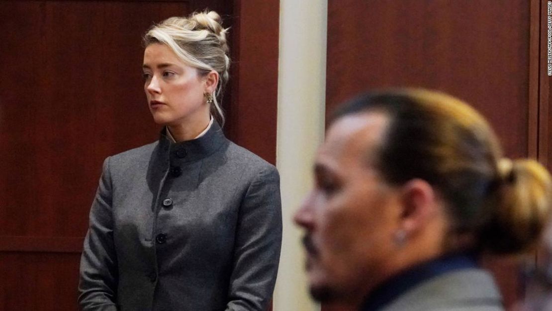 Amber Heard y Johnny Depp en el tribunal el lunes