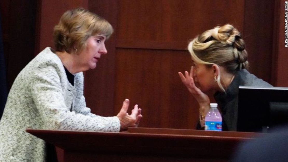 Amber Heard habla con su abogada Elaine Bredehoft en la sala del Tribunal de Circuito del Condado de Fairfax el lunes.