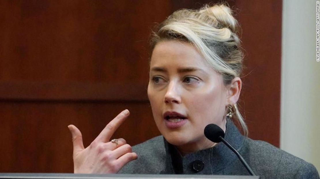 Amber Heard testifica en la sala del tribunal del circuito del condado de Fairfax en Fairfax, Virginia, el 16 de mayo de 2022.