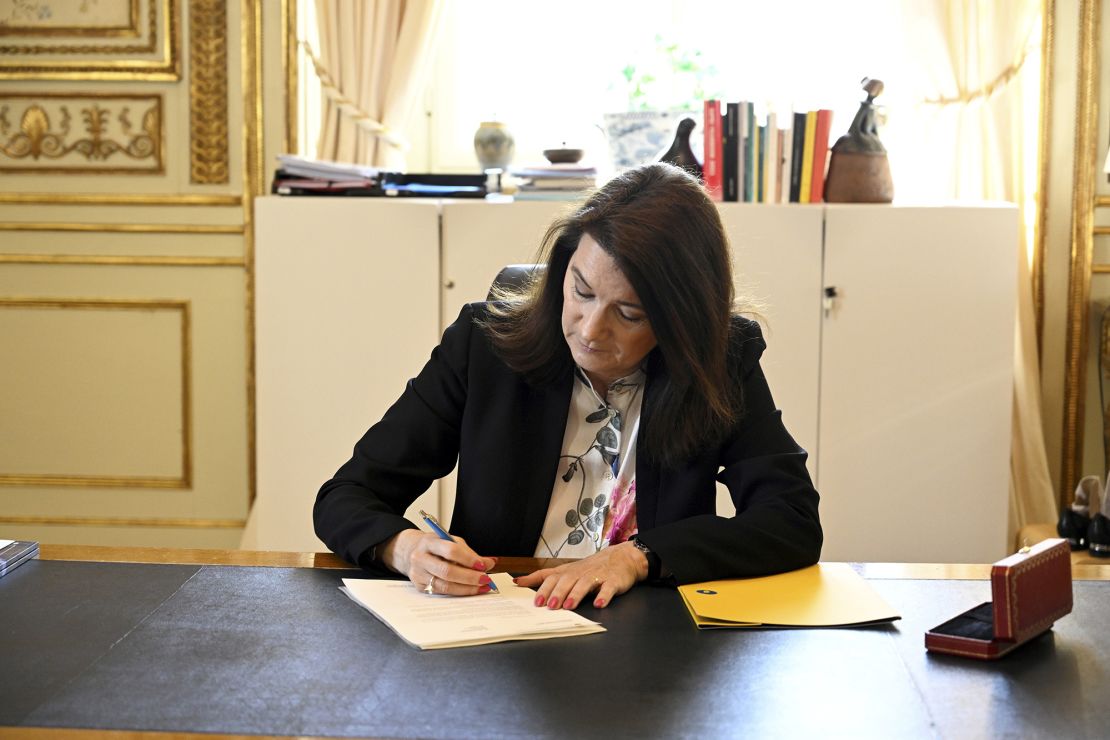 La ministra sueca de Asuntos Exteriores, Ann Linde, firma la solicitud de adhesión de Suecia a la OTAN en el Ministerio de Asuntos Exteriores en Estocolmo el 17 de mayo