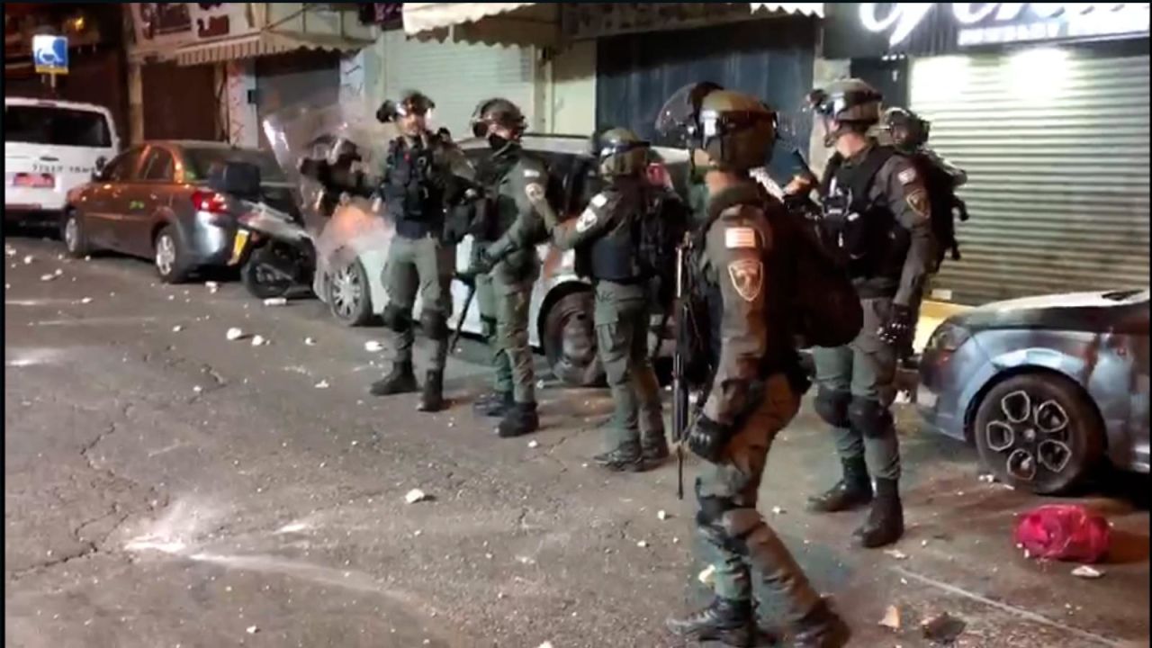 CNNE 1208595 - enfrentamiento entre palestinos y policia israeli deja 70 heridos